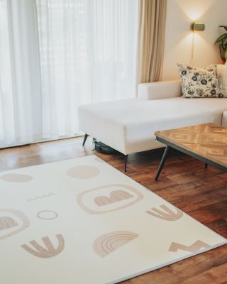 Někdy to vypadá, že dětské věci a hezký interiér prostě nejdou dohromady. Ale pak se objeví hrací podložka Abstract Shapes...