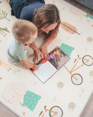 Chvilka klidu, knížka a společné objevování světa – ideální kombinace. 📖✨ Pěnová podložka Animals and Nature k tomu přidá...