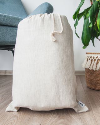 Na první pohled obyčejný pytlík. Ale uvnitř? Měkké útočiště pro malé dobrodruhy, prostor pro první převalení, první čtení...