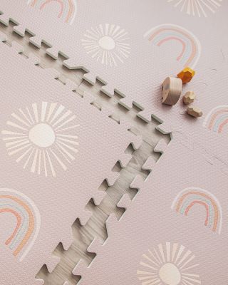 Když se dílky potkají přesně tak, jak mají 🧩 Pěnové puzzle Sun & Rainbow dělají radost nejen dětem, ale i rodičům s citem...