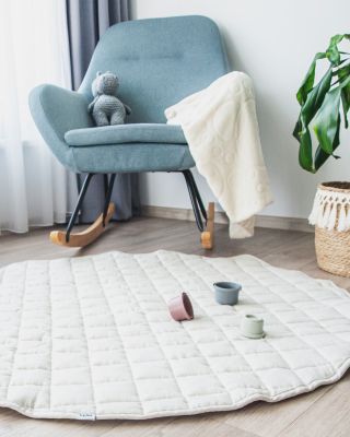 Znáte ten moment, kdy si děti chtějí hrát právě tam, kde je největší zima od podlahy? 🙈 Hrací deka Natural to jistí....