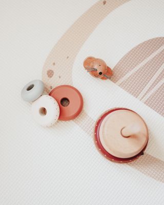 Když se svět točí kolem dětí, i obyčejná podlaha si zaslouží upgrade. Podložka Abstract Shapes tlumí pády, izoluje od...